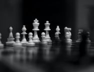 Какие масштабные изменения происходят в мире шахмат и почему кибертриатлон может сравняться по популярности с биатлоном